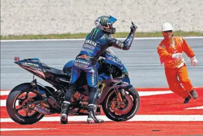  ?? / E. F. (EFE) ?? Maverick Viñales hace una peineta tras caer arrollado por Lorenzo en Montmeló.