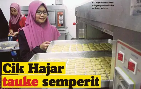  ??  ?? SITI Hajar memasukkan kuih yang mahu dibakar ke dalam ketuhar.