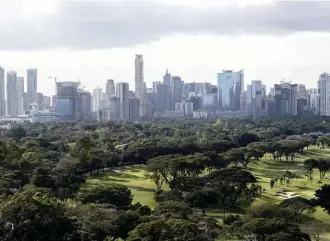  ??  ?? 1 A breathtaki­ng view of the Makati skyline from the balcony