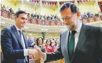  ?? PIERRE-PHILIPPE MARCOU/ AFP ?? O novo primeiro-ministro, Pedro Sanchez, cumpriment­a Rajoy, que saiu