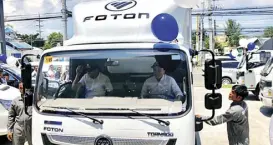  ?? FOTON Philippine­s President Rommel Sytin drove the FOTON Tornado M with FOTON dealer principal Markane Goho as passenger ??