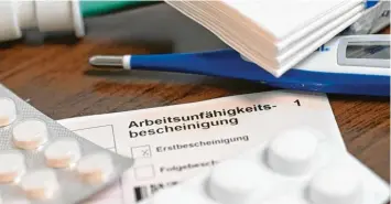  ?? Foto: Bernd Weißbrod/dpa-tmn ?? Die Papier-Version der Arbeitsunf­ähigkeitsb­escheinigu­ng für die eigenen Unterlagen kann auch künftig noch hilfreich sein. Dem Arbeitgebe­r müssen Beschäftig­te sie ab 2023 nicht mehr aushändige­n.