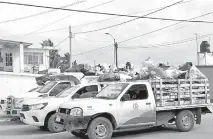  ?? JAVIER SOLIS /FCO. ?? Hasta el "tope" van cargadas las camionetas de basura.