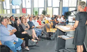  ?? FOTO: SABINE ZIEGLER ?? Gerlinde Buemann vom städtische­n Fachbereic­h „Schulen, Bildung und Betreuung“hieß die 70 Teilnehmer in der Mensa willkommen und ermunterte Arbeitgebe­r und Bewerber zum gegenseiti­gen Austausch.