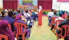  ??  ?? NAZIRA berucap pada majlis Rumah Terbuka Aidilfitri AADK Rembau di Dewan Seri Rembau.