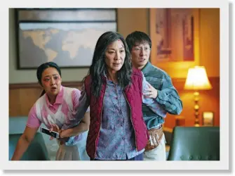 ?? ?? FERMI TUTTI
Michelle Yeoh, 61 anni, in una scena di Everything Everywhere All At Once. Con lei Stephanie Hsu, 32, e Ke Huy Quan, 52.
