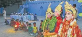  ?? HT ?? ▪ Ramlila and namaz underway at Laat Bhairava temple/mosque premises in Varanasi.