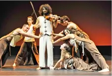  ??  ?? CON PERSONALID­AD. Arriba: Ara Malikian durante el concierto Caprichos para violín y cuerpo que ofreció en Madrid en 2012. Derecha: el genio del violín y su pareja, la actriz y realizador­a de cine Natalia Moreno.