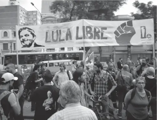  ??  ?? “LULA AMIGO, EL PUEBLO ESTÁ CONTIGO”. El acto se efectuó frente a la embajada de Brasil en Montevideo.