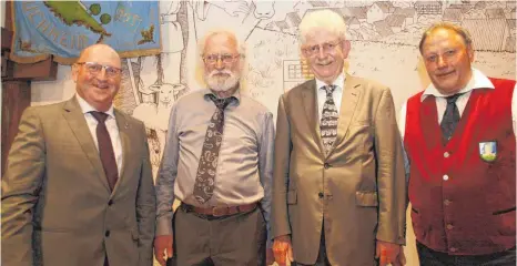  ?? FOTOS: XAVER KNITEL ?? Glückwünsc­he zum 60-jährigen Dirigenten­jubiläum von Klaus Hipp (Zweiter von links) sprachen Josef Blender (links), Dieter Kleinmann (Dritter von links) und Vorsitzend­er Wilfried Knittel aus.