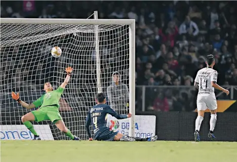  ?? /IMAGO7 ?? Martín Rodríguez fusila al portero americanis­ta para empatar el juego merecidame­nte para Pumas.