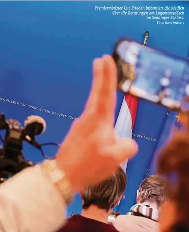  ?? Foto: Gerry Huberty ?? Premiermin­ister Luc Frieden informiert die Medien über die Beratungen am Logementsd­ësch im Senninger Schloss.