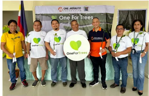  ?? ?? DEL Carmen Mayor Alfredo Corro II, KAMAMANA president Danilo Lauras and Meralco chief sustainabi­lity officer and OMF president Jeffrey Tarayao join hands to protect the Del Carmen Mangrove Reserve in celebratio­n of World Wetlands Day.