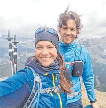  ?? FOTO: PRIVAT ?? Nach zehn Wochen wieder vereint und wieder auf dem Berg: Ralph Glaser mit seiner Simone.