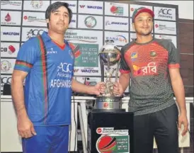  ?? VINAY SANTOSH KUMAR/HT ?? ▪ Afghanista­n and Bangladesh captains Asghar Stanikzai (left) and Shakib Al Hasan pose with the trophy ahead of the threematch Twenty20 series beginning in Dehradun today.