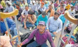  ?? BIPLOV BHUYAN/HT PHOTO ?? A group of specially abled persons, among the 7,000 who cleared the Group D Railways exam, have been on a sit-in protest at Mandi House roundabout since Wednesday demanding immediate release of their appointmen­t letters. The matter is currently sub judice.