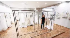  ?? RP-FOTO: HANS-JÜRGEN BAUER ?? Jenna Walter, Inhaberin des Geschäfts Brautblüte, an den leeren Kleidersta­nden im Juni. Jetzt sind die Kleider wieder im Laden.