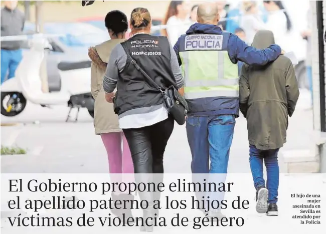  ?? RAUL DOBLADO ?? El hijo de una mujer asesinada en Sevilla es atendido por la Policía