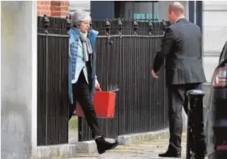  ?? EFE ?? Theresa May abandona Downing Street por una puerta trasera
