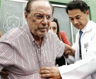  ?? Sergio Lima - 22.dez.2017/AFP ?? O deputado federal Paulo Maluf (PP-SP) deixa o IML do Distrito Federal após fazer exame de corpo de delito; ele está preso desde 22 de dezembro na Papuda