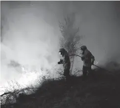  ??  ?? PORTUGAL. Bomberos combaten uno de los incendios forestales.