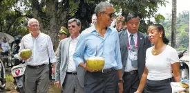  ?? PHOTO BY STEPHEN CROWLEY/THE NEW YORK TIMES ?? President Barack Obama, with a fresh coconut purchased from a street vendor in hand, talks with National Security Adviser Susan Rice during a visit to Luang Prabang, Laos. On Wednesday, Obama interrupte­d a hectic tour of China and Laos to reconnect...