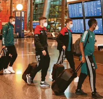  ?? Foto: Fifa, dpa ?? Endlich in Doha angekommen, dürften die Bayern erst mal genug von Flughäfen gehabt haben. Den Rückflug wollen sie dann mit dem Weltpokal im Gepäck antreten.
