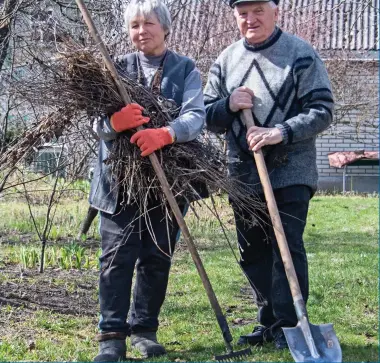  ?? ?? Thinking of tomorrow: Nadia and Anatolii get to work at their dacha near Kyiv