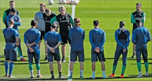  ?? ?? Manuel Pellegrini charla con sus jugadores en la antesala de uno de sus últimos entrenamie­ntos.