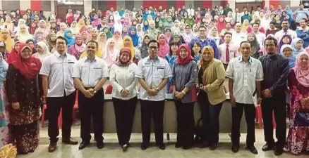  ?? [FOTO NURUL AMANINA SUHAINI/BH] ?? Azman (tengah) bergambar bersama peserta bengkel ADD BH-NST di UTM Johor Bahru, semalam.