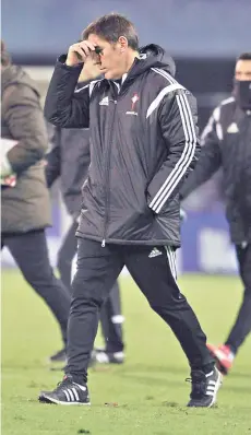  ?? FOTO:EFE ?? Berizzo camina por la cancha de Balaídos.