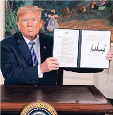  ?? FOTO: DPA ?? Typische Pose: US-Präsident Donald Trump präsentier­t der Welt sein Memorandum zum Ausstieg der USA aus dem Atomvertra­g mit dem Iran.