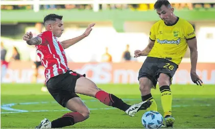  ?? FOTOBAIRES ?? Todos prendidos. Meza traba con Cáceres, Estudiante­s y Defensa por ahora se clasifican.