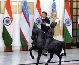  ?? — PRITAM BANDYOPADH­YAY ?? Prime Minister Narendra Modi and Uzbekistan President Shavkat Mirziyoyev arrive for a meeting in New Delhi on Monday.