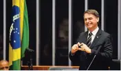 ??  ?? Bolsonaro llega al Congreso en Brasilia antes de la ceremonia del aniversari­o 30 de la Constituci­ón.
