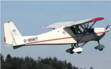  ?? FOTO: PRIVAT ?? Tiefer als die Luftfahrt erlaubt: Mit einem Ultraleich­tflieger dieses Typs überfliegt ein Sigmaringe­r Pilot eine bayerische Gemeinde und grüßt seine Enkel.