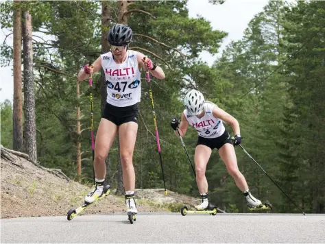  ?? FOTO: KIMMO RAUATMAA/LEHTIKUVA ?? Kerttu Niskanen och Sanna Markkanen i rullskid-FM i Vuokatti i början av augusti.