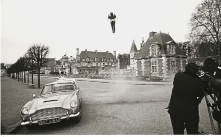  ??  ?? Bond using a jetpack to fly to a waiting DB5 in this scene from ‘Thunderbal­l’.