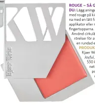  ??  ?? ROUGE – SÅ GÖR DU: Lägg aningen med rouge på kinderna med en lätt fuktad applikator eller med fingertopp­arna. Använd cirkulära rörelser för att få en rundad effekt. PRODUKT: Kjaer Weis, Joyful, 530 kr. net-aporter. com