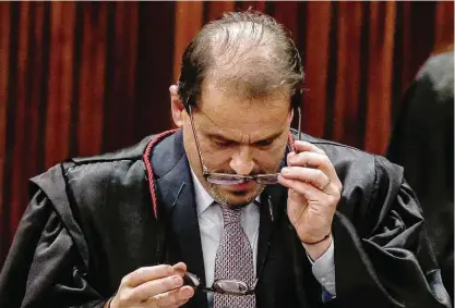  ?? Gabriela Biló/Folhapress ?? O ministro Floriano Marques, do TSE, em julgamento que pode levar à cassação do senador Jorge Seif (PL-SC)