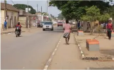  ??  ?? MARIA JOÃO | EDIÇÕES NOVEMBRO Um ângulo da cidade de Caxito, a terra do “Jacaré Bangão”