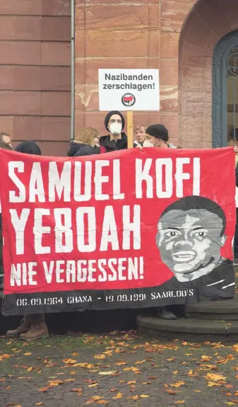  ?? ?? Aktivist*innen erinnern an den Mord an Samuel Yeboah.