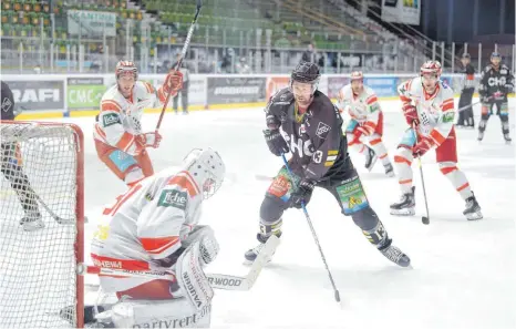  ?? FOTO: FELIX KÄSTLE ?? Gästetorhü­ter Felix Bick hatte richtig viel zu tun. Hier hält er den Puck fest, während Towerstars-Kapitän Vincenz Mayer auf einen Abpraller lauert.