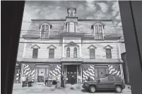  ?? ASSOCIATED PRESS FILE PHOTO ?? Fans gather outside “Star of Hope,” the residence of artist Robert Indiana on Vinalhaven Island, Maine.