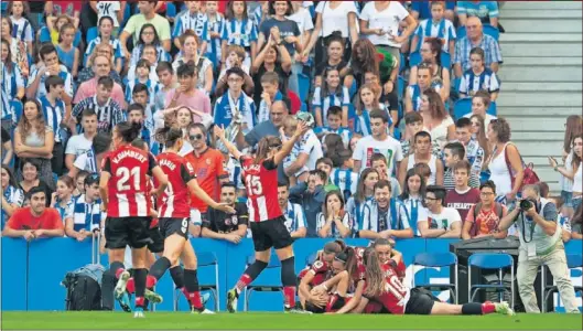  ??  ?? Las jugadoras del Ahtletic celebran el primer gol en el derbi vasco disputado ayer en el Reale Arena.