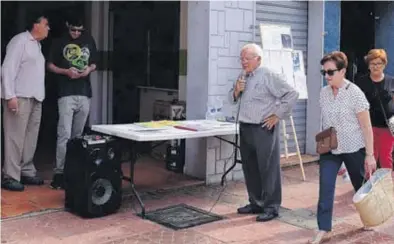  ?? MIRA ?? Ramón Segovia mostró ayer su disconform­idad haciendo pública su situación en pleno centro de la ciudad.