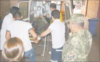  ??  ?? El suboficial segundo Eduvigis Martínez al momento de su arribo al Hospital Regional de Concepción, luego de resultar herido en el enfrentami­ento con miembros del EPP.