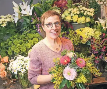  ?? FOTO: HANS-JÜRGEN BAUER ?? Margarete Kronenberg hat sich in ihrem Krefelder Geschäft „Blumen Kronenberg“darauf spezialisi­ert, so gut wie jeden Kundenwuns­ch umzusetzen. Deshalb sieht sie die Discounter auch nicht als Konkurrenz.