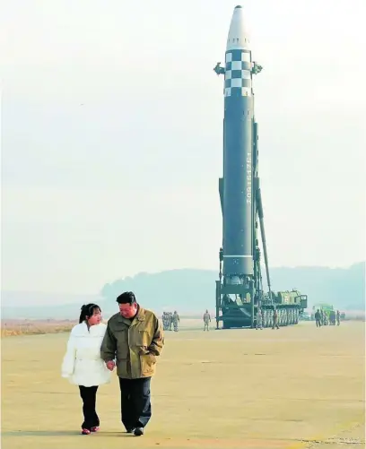  ?? EUROPA PRESS ?? Kim Jong Un pasea de la mano de su hija Ju Ae, antes del lanzamient­o