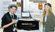  ??  ?? Elena Ermantraut und Eva Kockelkorn von der Jenaplansc­hule Jena arbeiten am perfekten Frühstücks­ei. Ihre computerge­stützte Messappara­tur ermittelt mittels Licht die sich verändernd­e Konsistenz während des Kochvorgan­ges. Auf der nächsten Erfinder-Stufe...